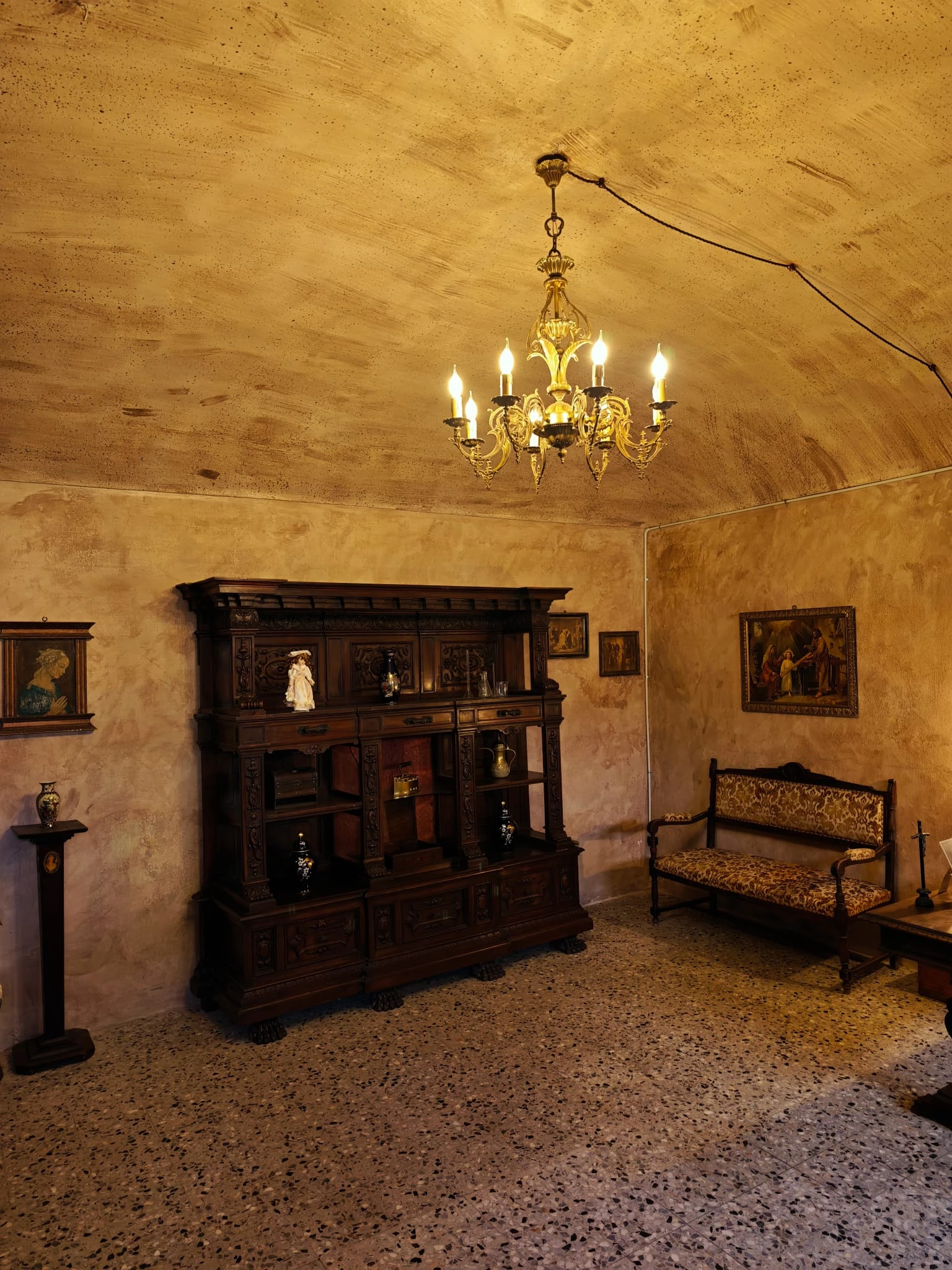 Il Palais Villar Focchiardo - Salone piano terra - Credenza e divano